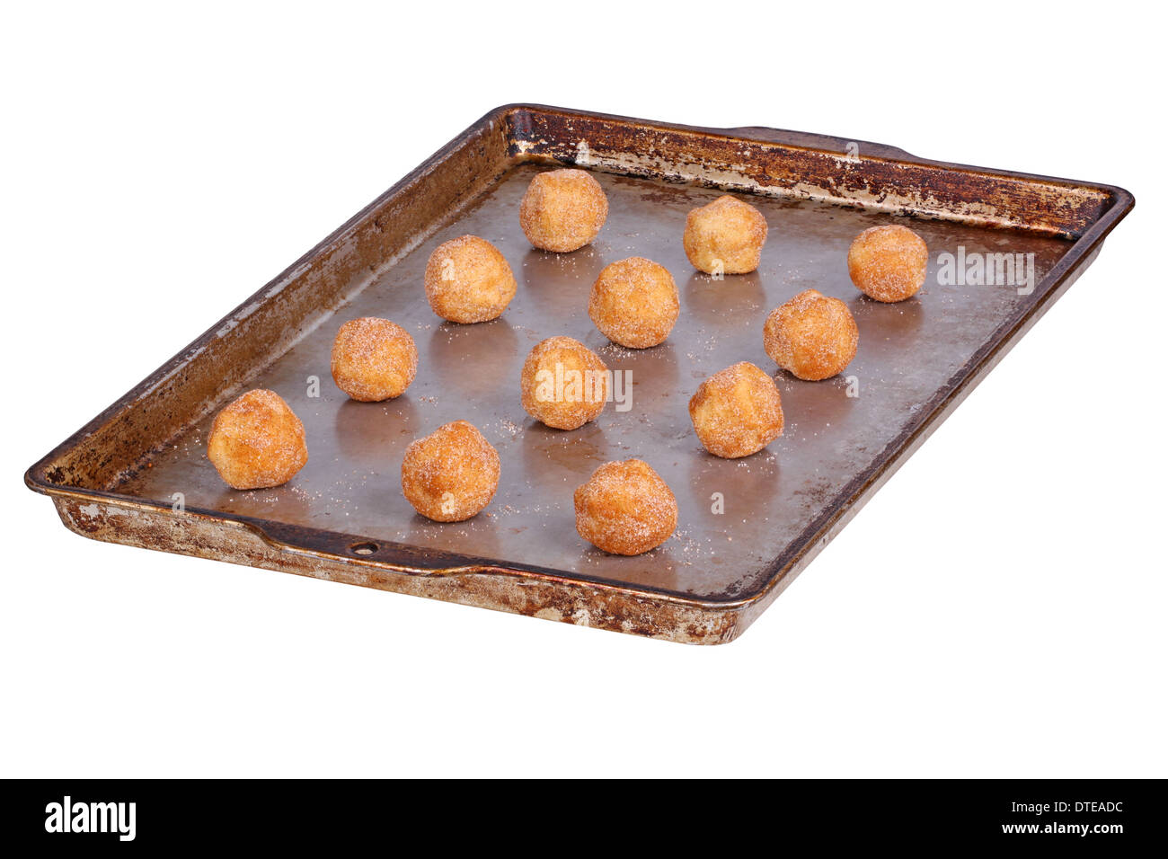 Las bolas de la masa hecha en casa para snickerdoodle cookies en un recipiente listo para ser horneado aislado sobre un fondo blanco. Foto de stock