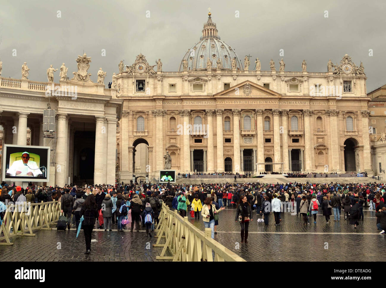 El Papa aparece en la tele espectador a las multitudes de Roma.Esto está directamente fuera de St.Peter's Church enla plaza Foto de stock