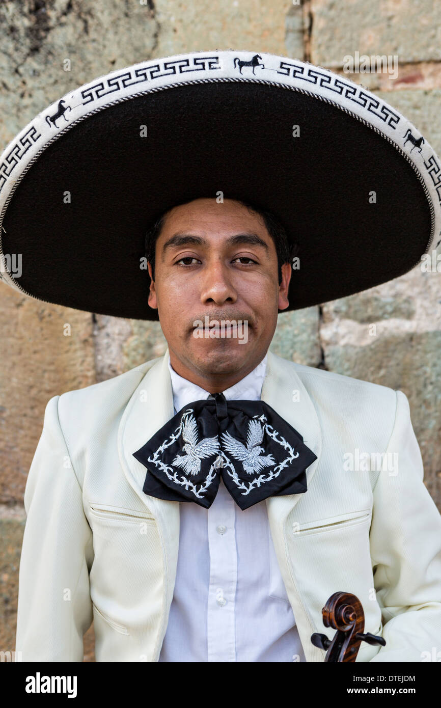 Un miembro de la banda de mariachis vestido con traje de charro tradicional, de noviembre de 2013 en Oaxaca, México Fotografía de stock - Alamy