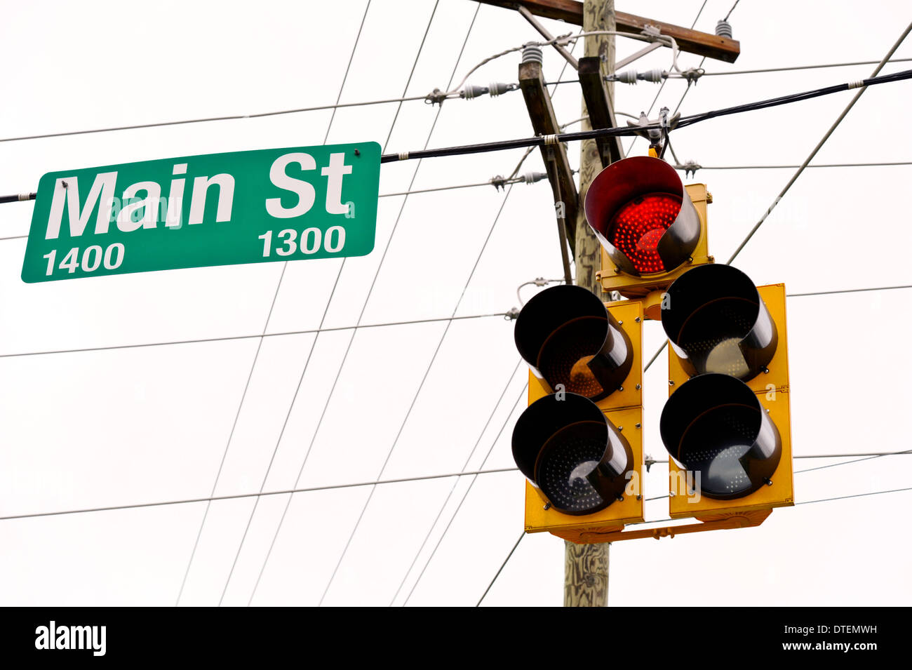 Las líneas de alimentación y el semáforo en la calle principal de EE.UU. Foto de stock