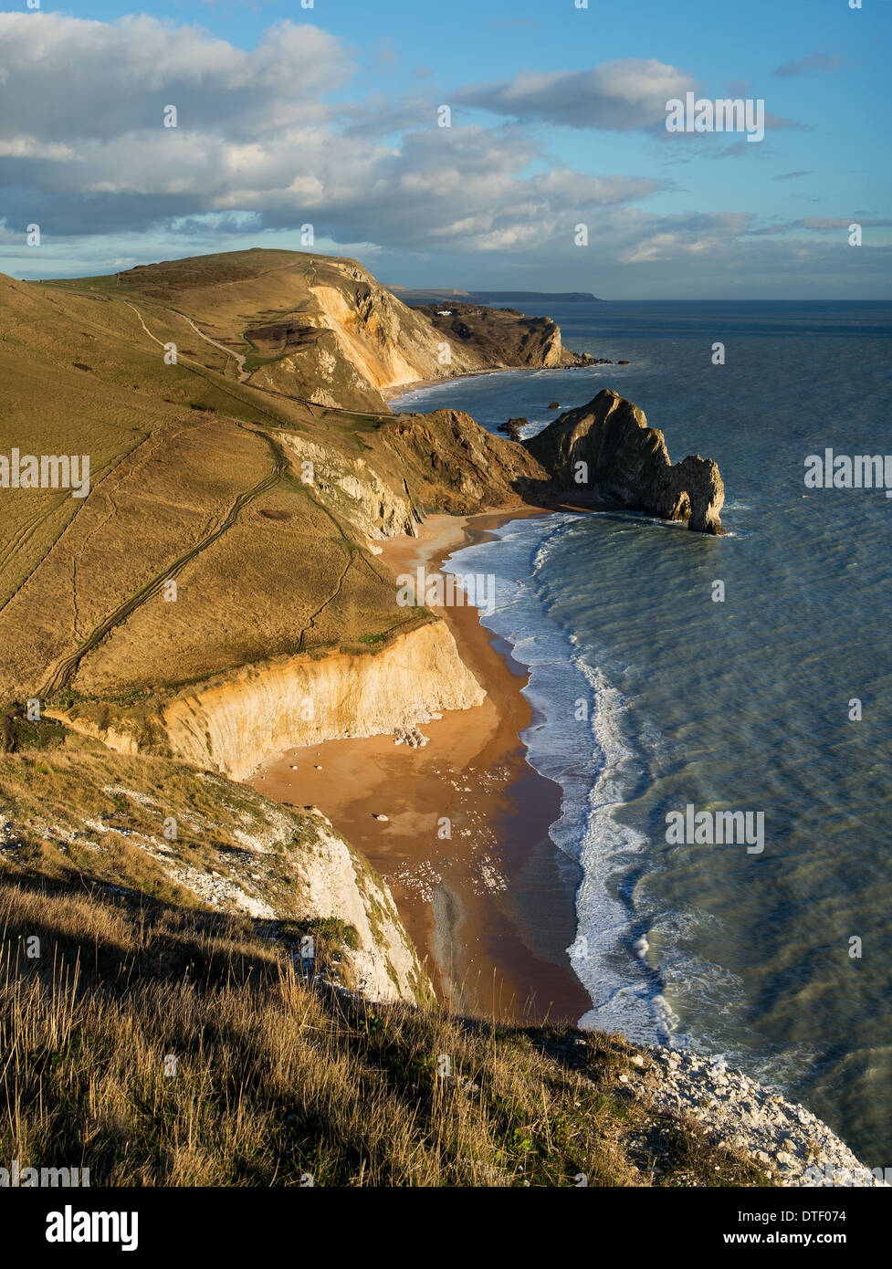 Fabulosa vista al este desde Swyre cabeza abajo para Durdle Door, Dungy Hambury Tout y cabeza, Dorset, Reino Unido Foto de stock