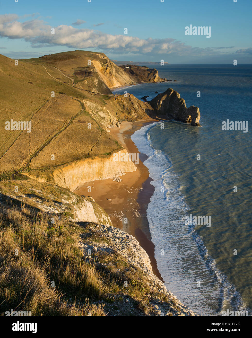 Fabulosa vista al este desde Swyre cabeza abajo para Durdle Door, Dungy Hambury Tout y cabeza, Dorset, Reino Unido Foto de stock