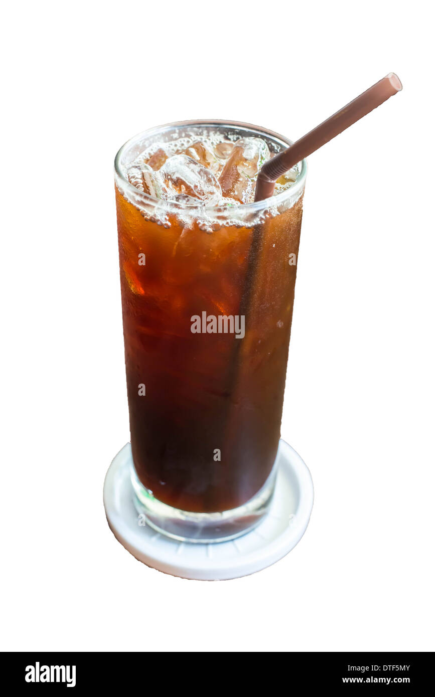 Iced Café negro sobre la mesa de madera en la cafetería. Foto de stock