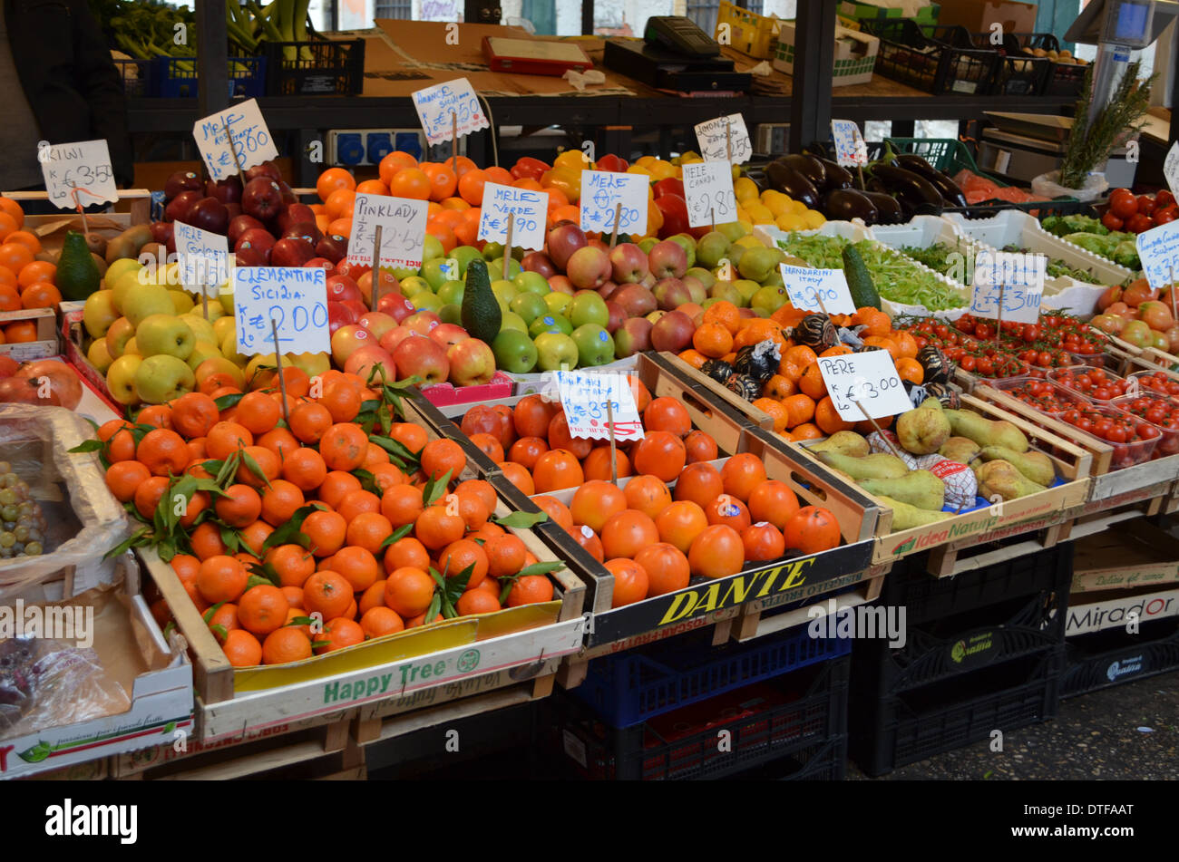 Venecia, Italia.una pantalla de frutas en el mercado junto al Rialto. Foto de stock
