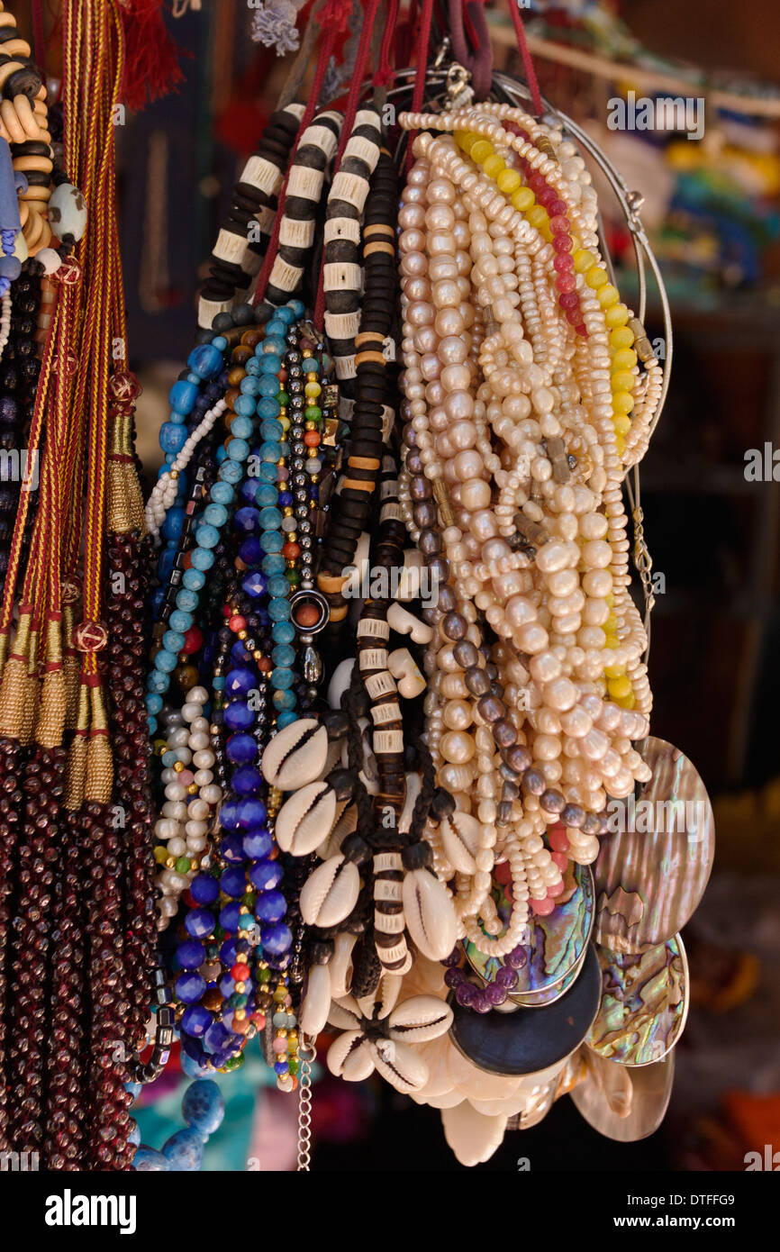 Collares de conchas marinas y abalorios en exposición para la venta,  Mauricio Fotografía de stock - Alamy