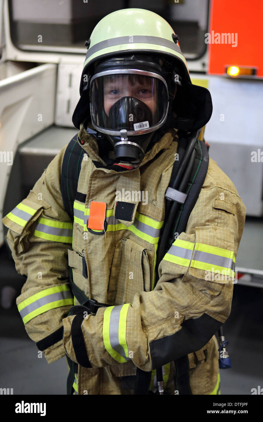 Niño En Traje De Bombero Y Casco Aislados En Blanco Fotos, retratos,  imágenes y fotografía de archivo libres de derecho. Image 9190622