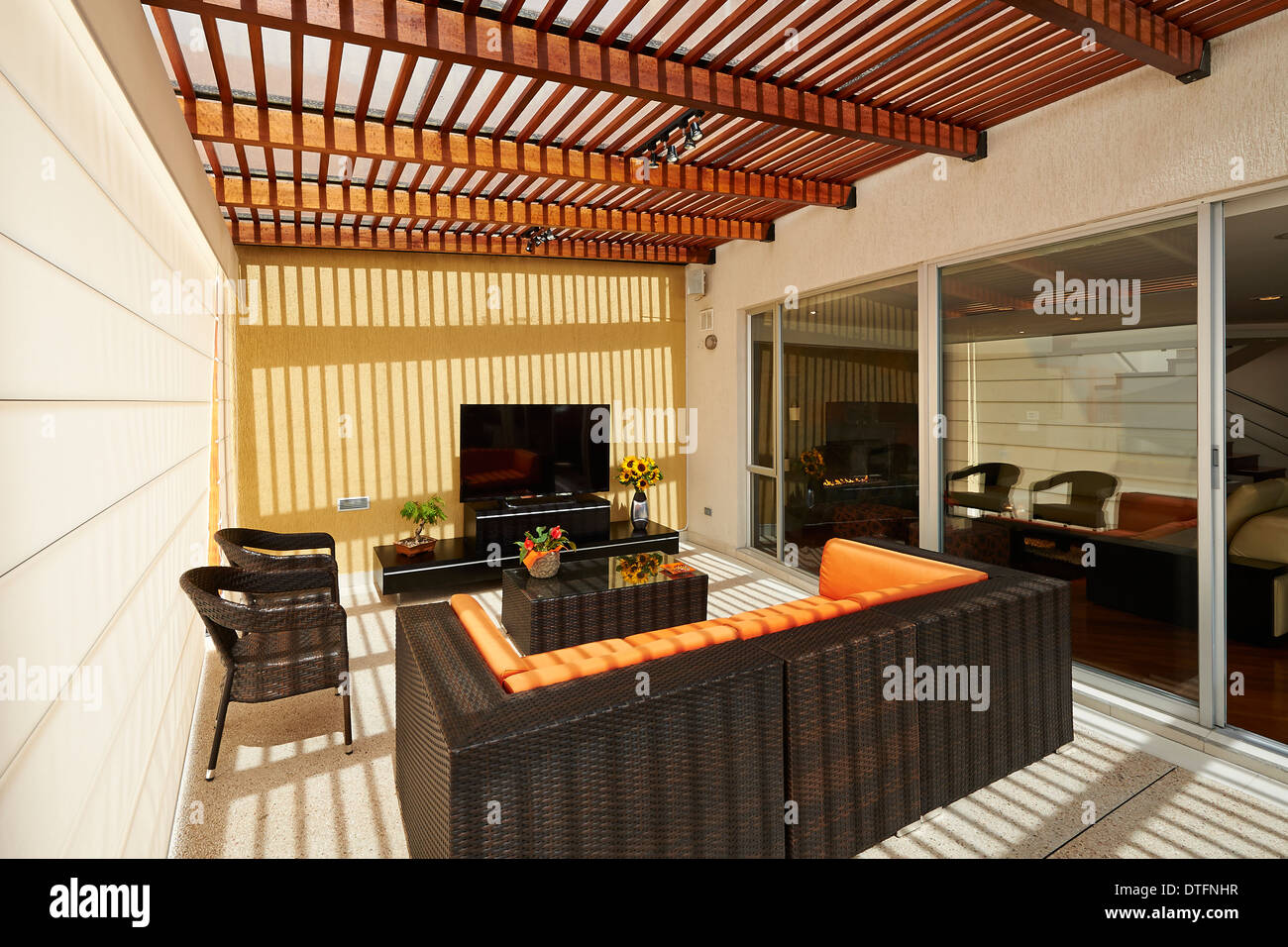 Bonito y moderno diseño interior: salón con terraza con pérgola Fotografía  de stock - Alamy
