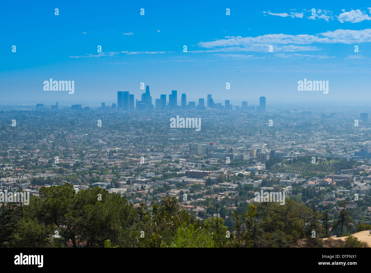 El horizonte de Los Angeles desde las colinas de Hollywood y el Observatorio Griffith Foto de stock