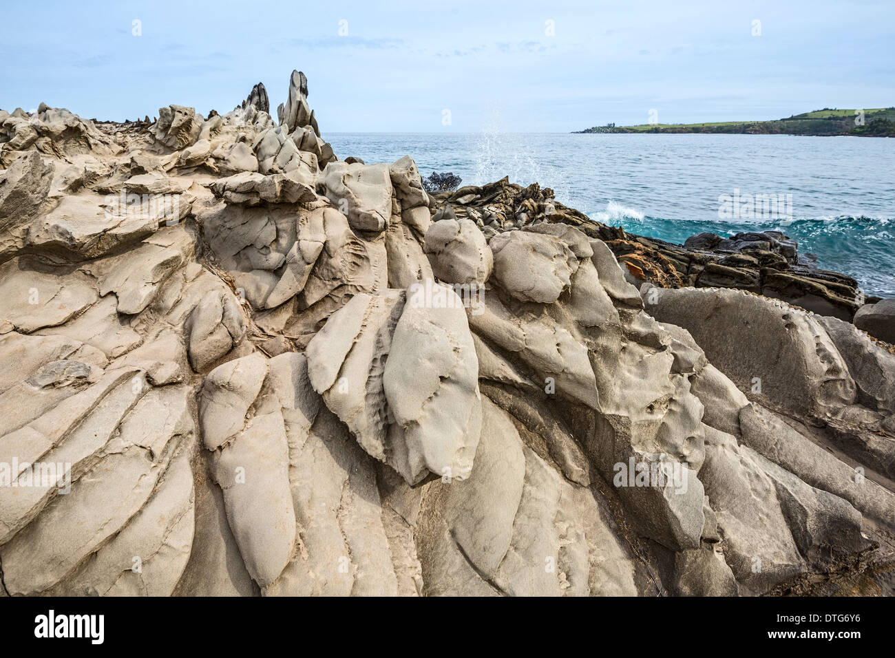 Espectacular formación rocosa llamada lava los dientes del Dragón en Maui. Foto de stock