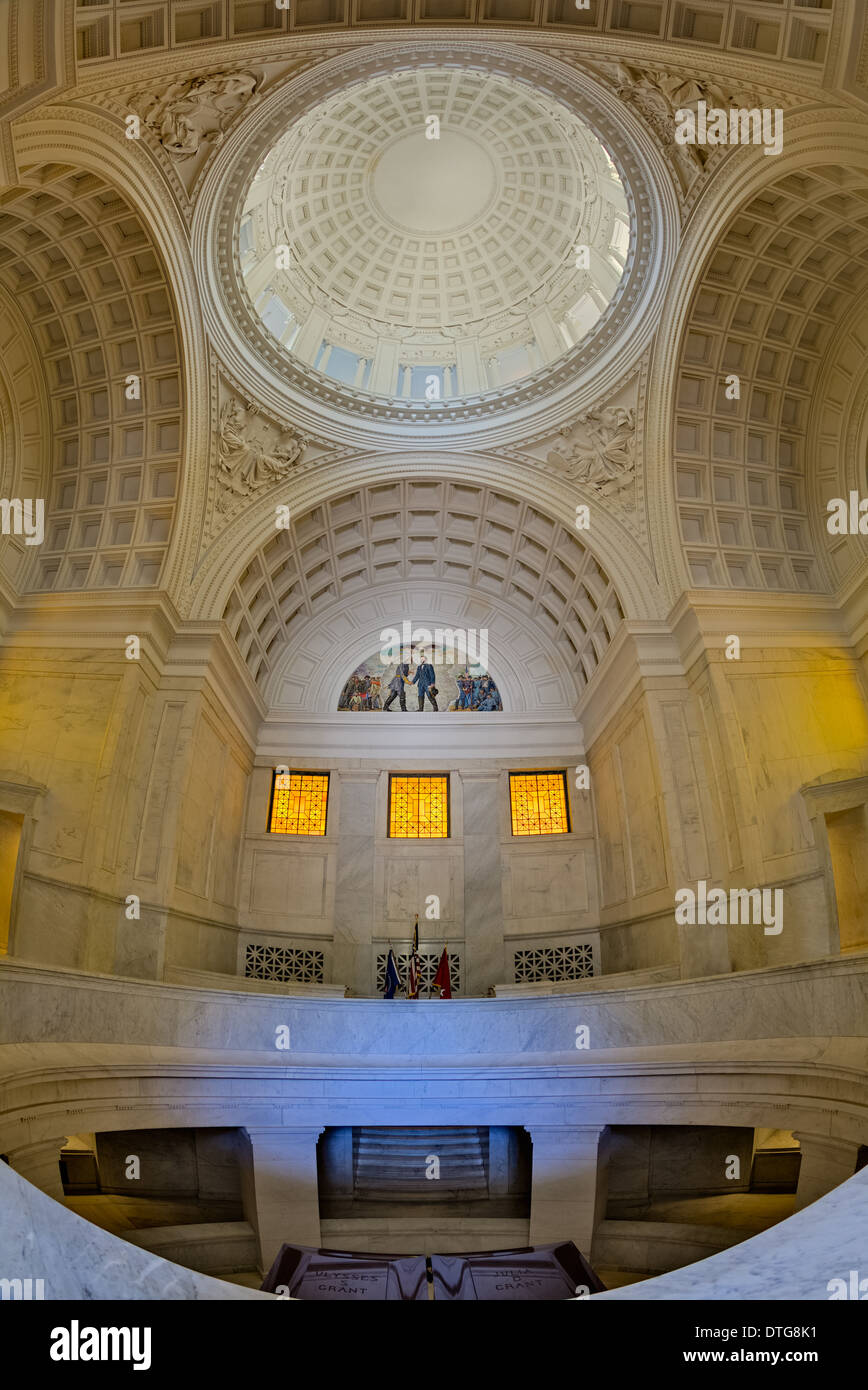Una vista al General Ulysses S. Grant y su esposa Julia's ataúdes de granito rojo en una cripta abierta en el piso inferior dentro del memorial. Vemos también la rotonda que encabeza la galería circular dentro del memorial. Foto de stock