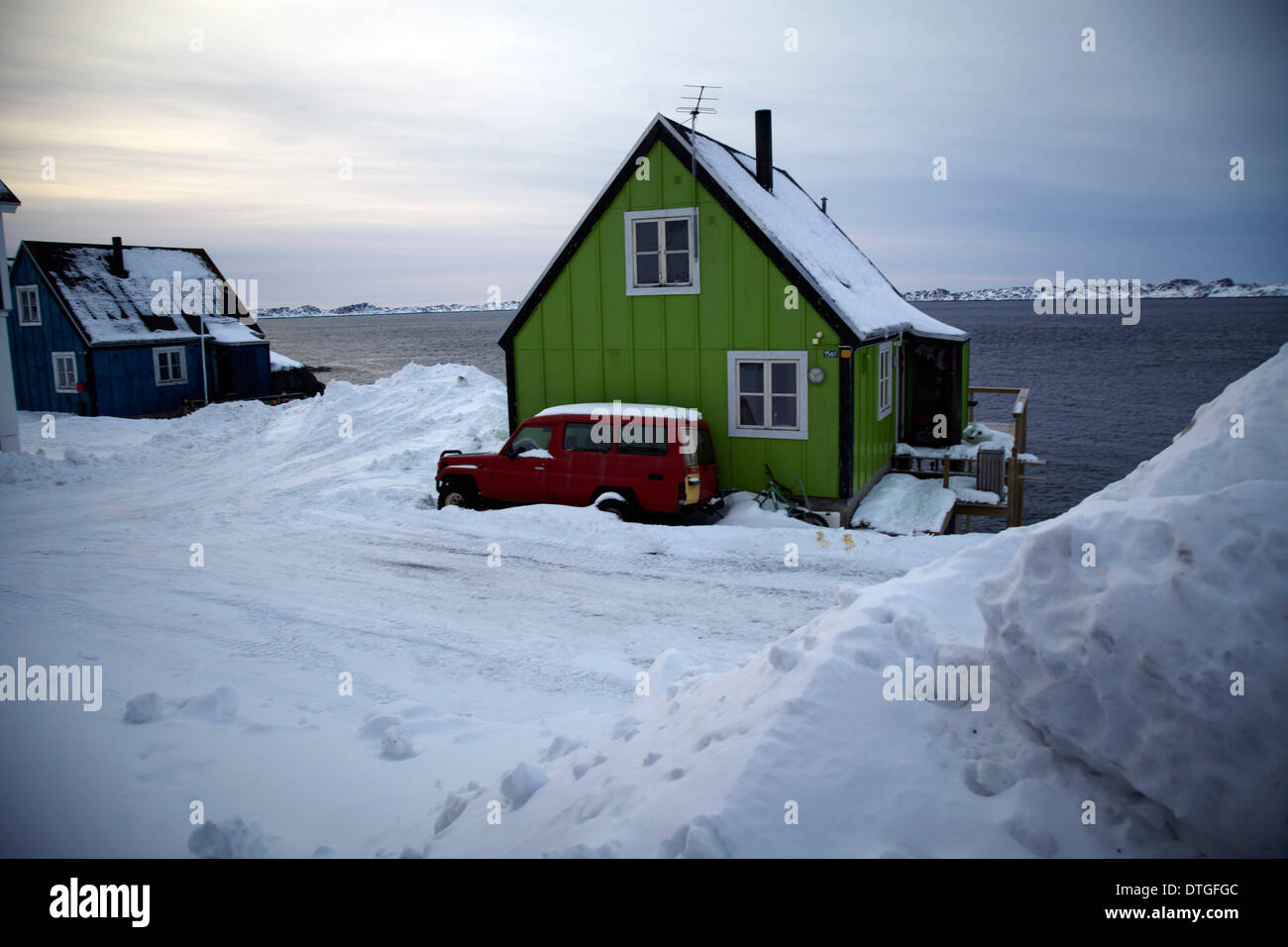 Casas en pelea de colores son bastante comunes aquí en la playa en Nuuk. La capital de Groenlandia Foto de stock