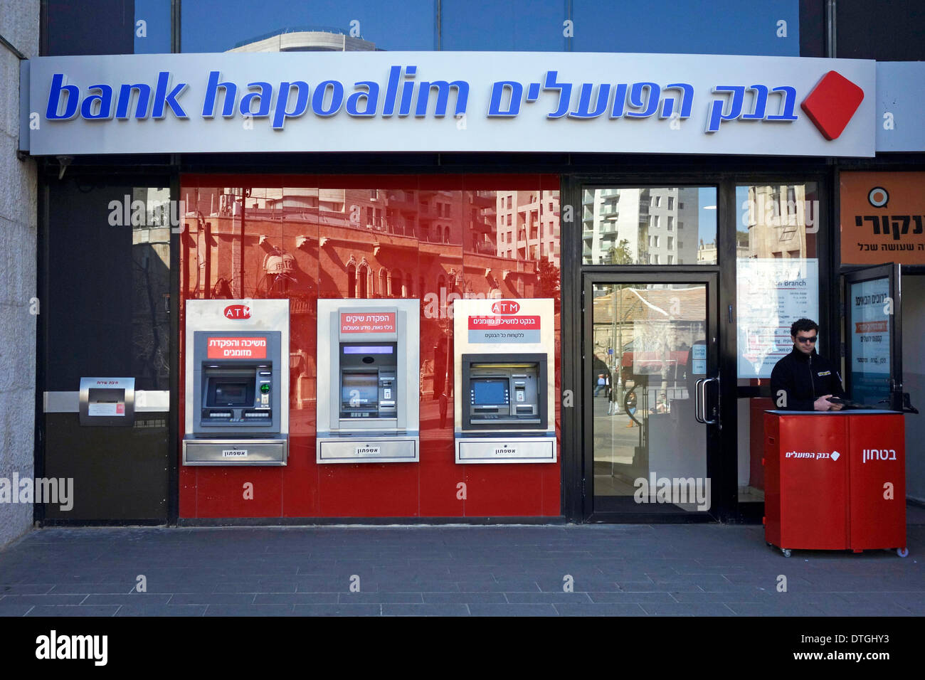 El 18 de febrero de 2014, un guardia de seguridad se encuentra en la entrada del Banco Hapoalim en Jerusalén. El Deutsche Bank incluye al banco israelí en una lista de empresas cuya conducta es éticamente cuestionable, posiblemente debido a su actividad en los asentamientos judíos de Cisjordania Foto de stock