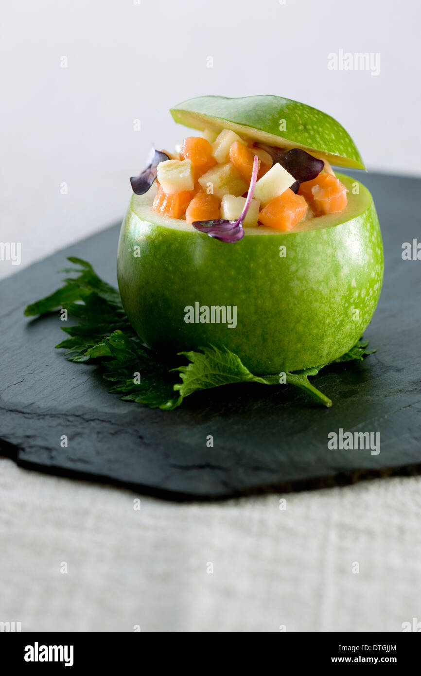 Y Apple tartare de salmón servido en una manzana Foto de stock