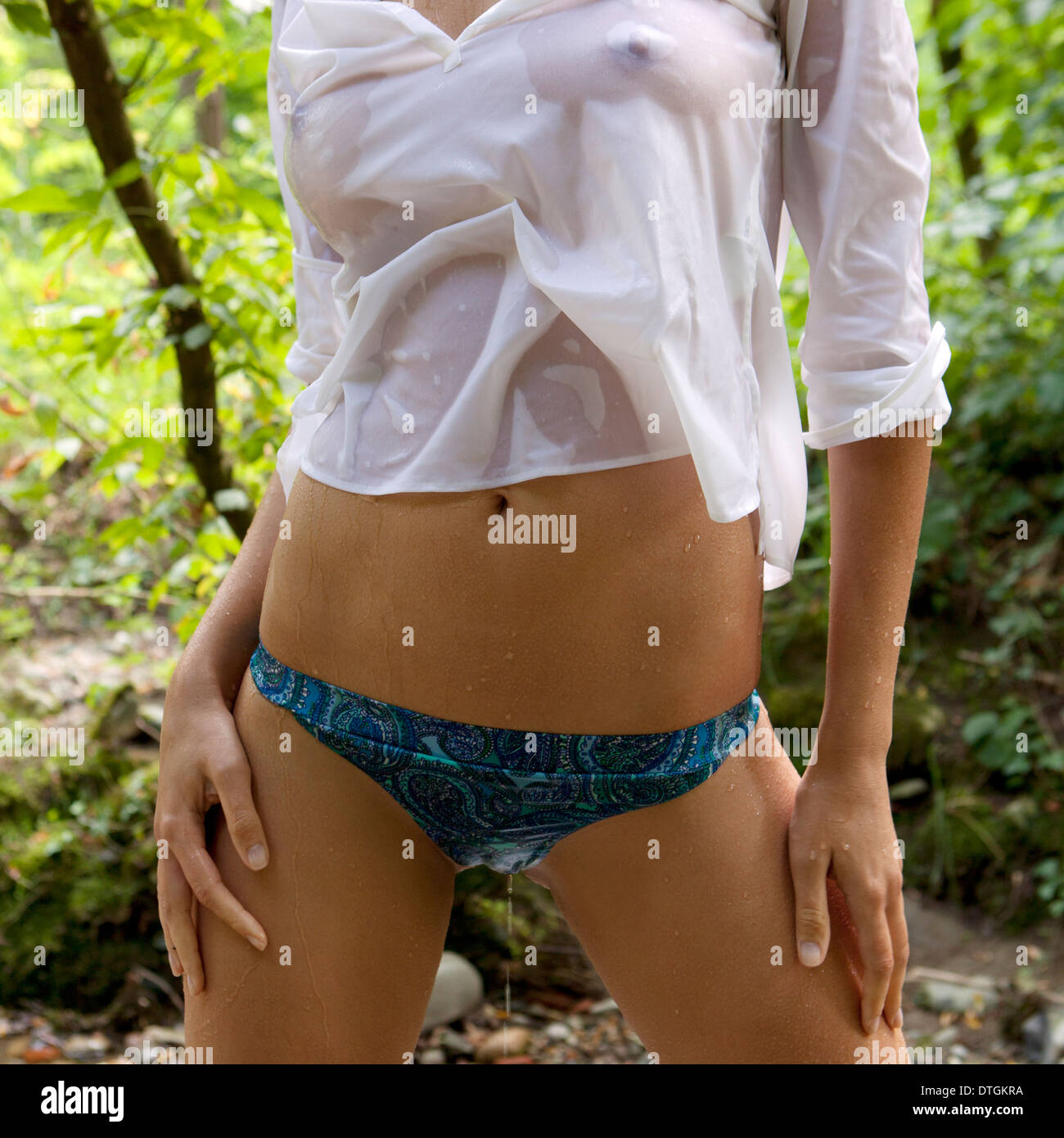 Mujer con camiseta mojada Fotografía de stock - Alamy