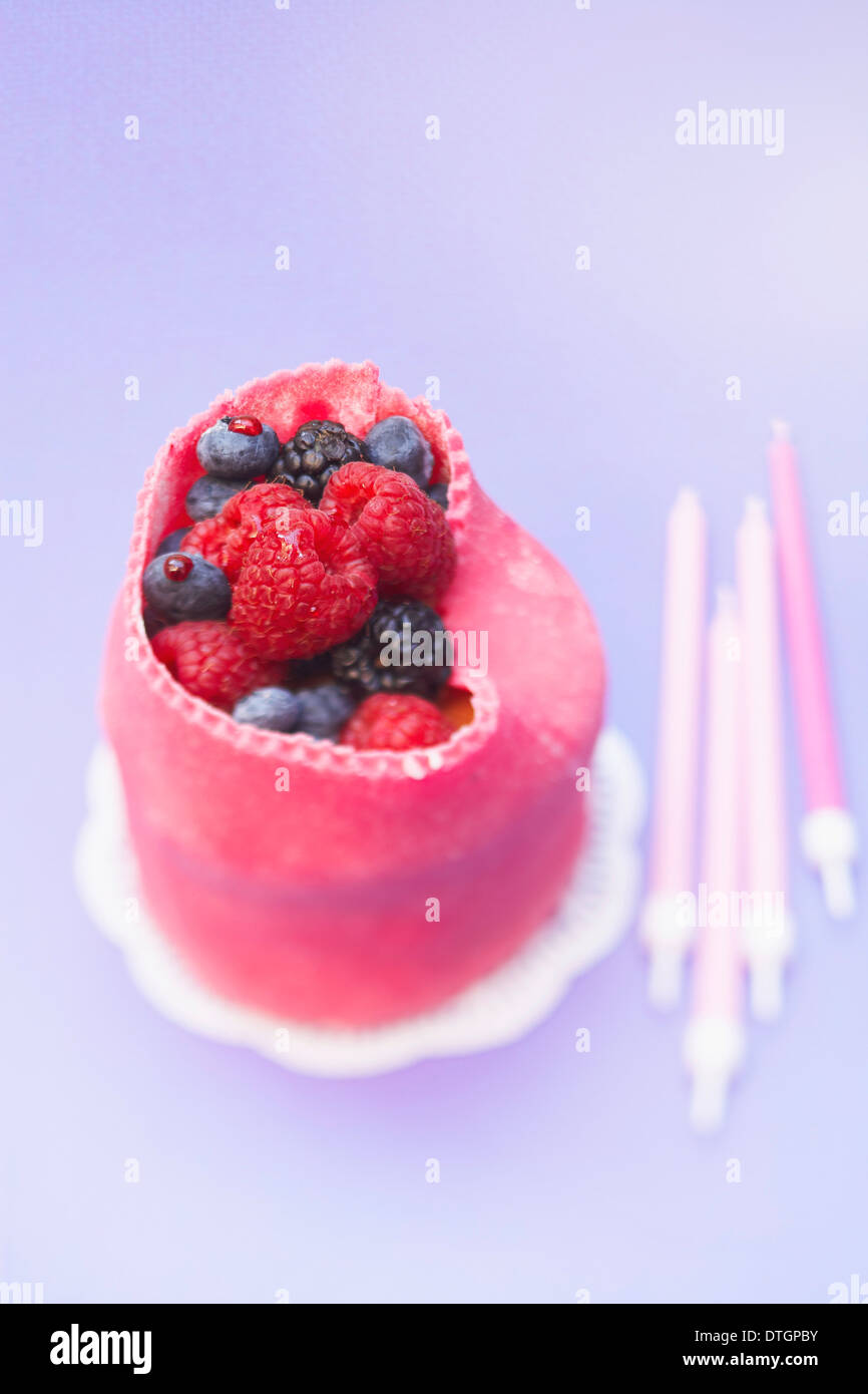 Peculiar en forma de pastel de frutas de verano Foto de stock