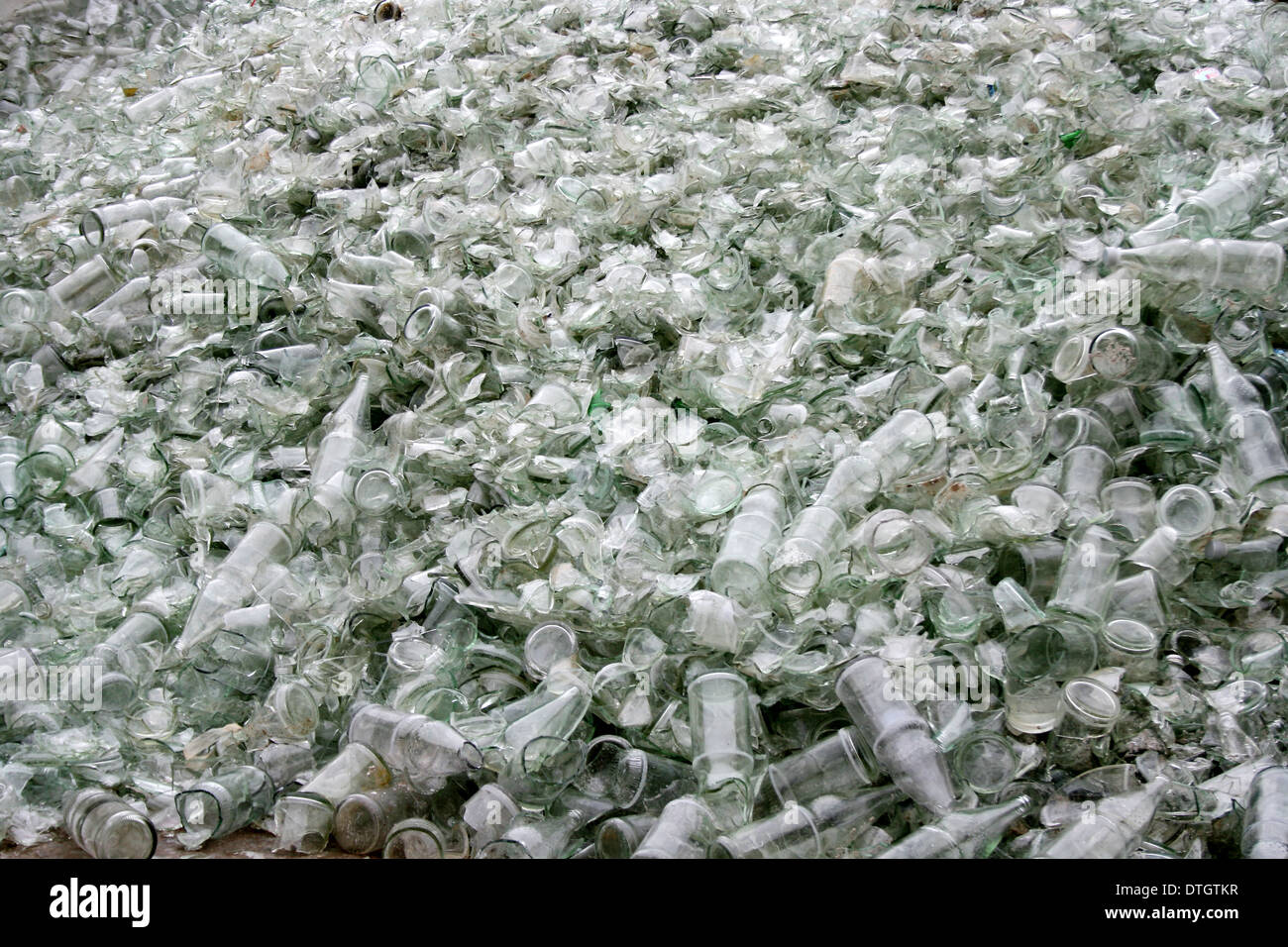 Reciclaje de botellas de vidrio vacías Foto de stock
