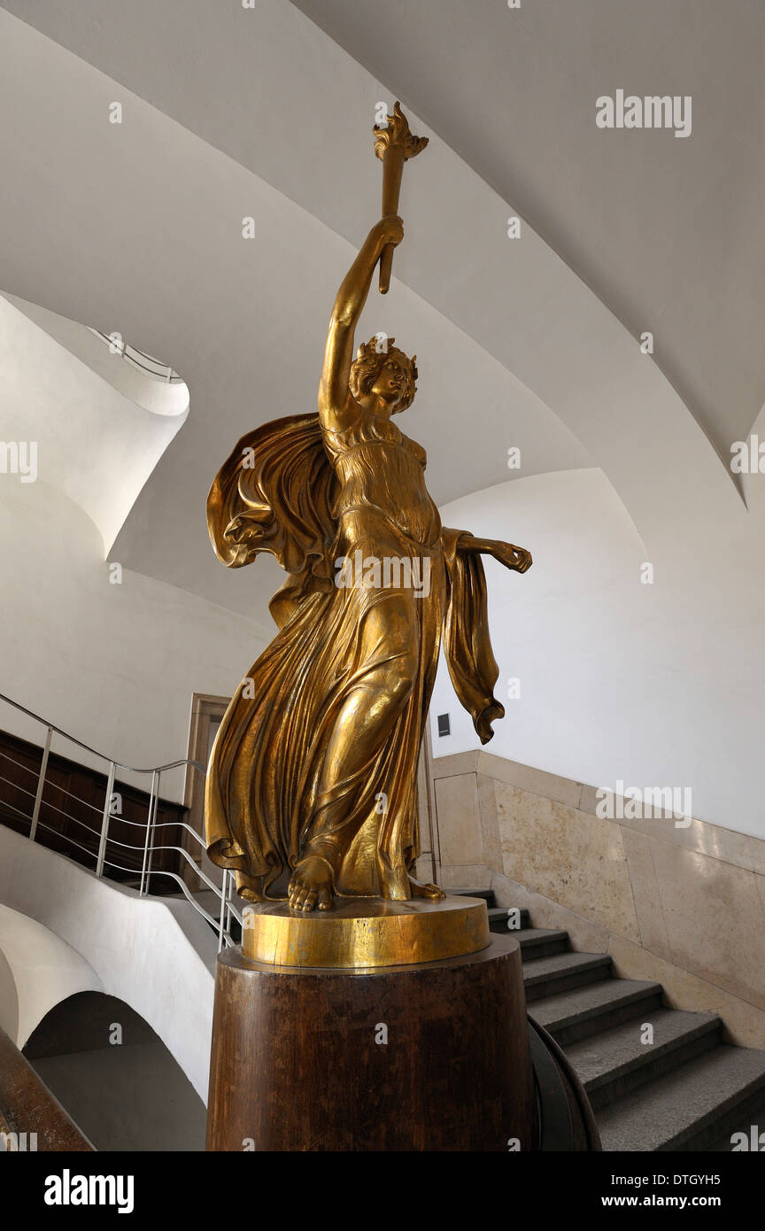 Estatua de la libertad en la Universidad Técnica de Munich, Munich, Baviera, Alemania Foto de stock