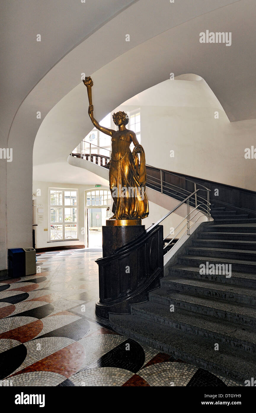 Estatua de la libertad en la Universidad Técnica de Munich, Munich, Baviera, Alemania Foto de stock