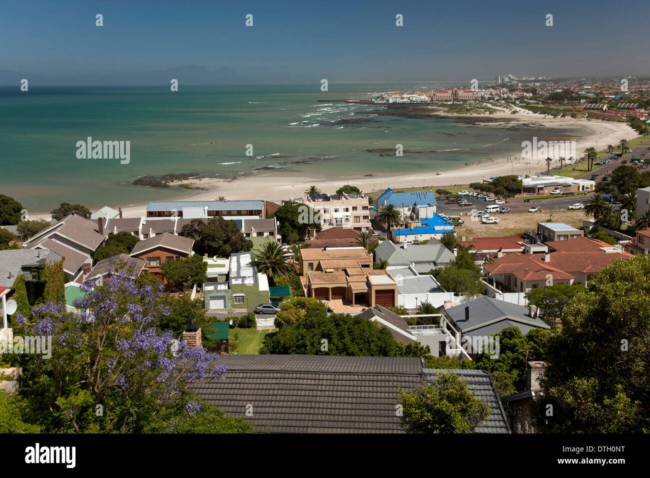 Bahía y la playa de Gordon's Bay, Western Cape, Sudáfrica Foto de stock
