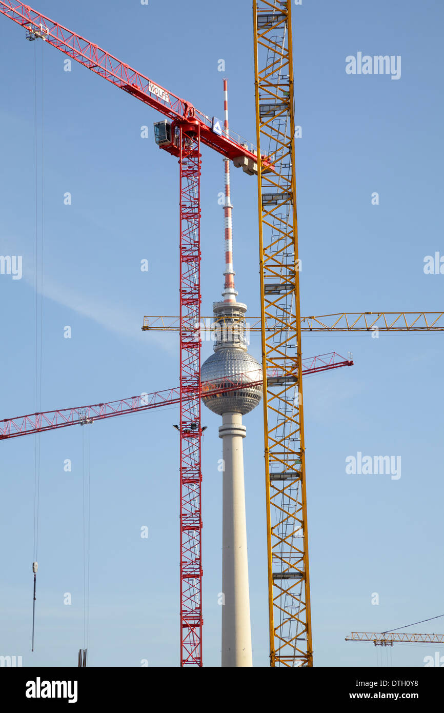 Torre de Televisión y grúas de construcción, Berlín, Alemania Foto de stock