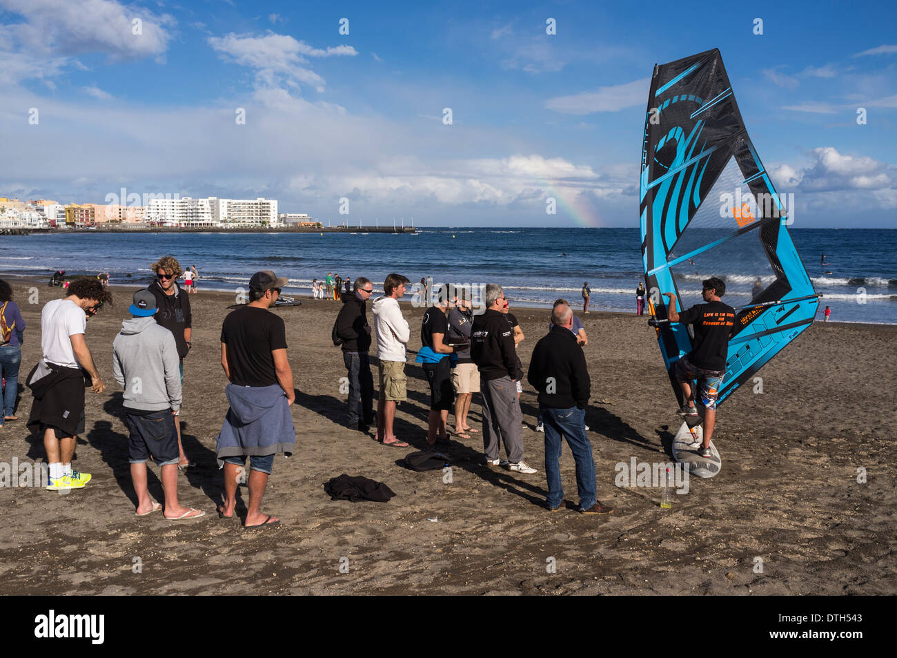 Escuela de Windsurf en El Medano playa con instructores y alumnos