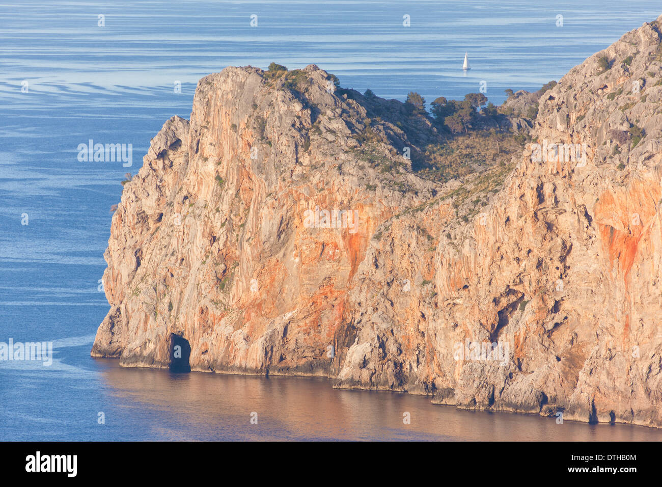 La costa noroeste de Mallorca y velero en una tarde tranquila de invierno. Cap Gros cape, zona de Sóller. Islas Baleares, España Foto de stock