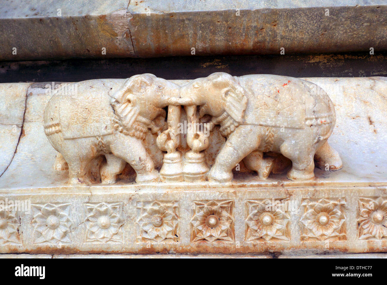 Tallado en mármol, Shri Jagat Shiromani Ji o templo/Siromaniji Mandir a Vishnu o Krishna, ámbar, nr Jaipur, Rajasthan, India Foto de stock