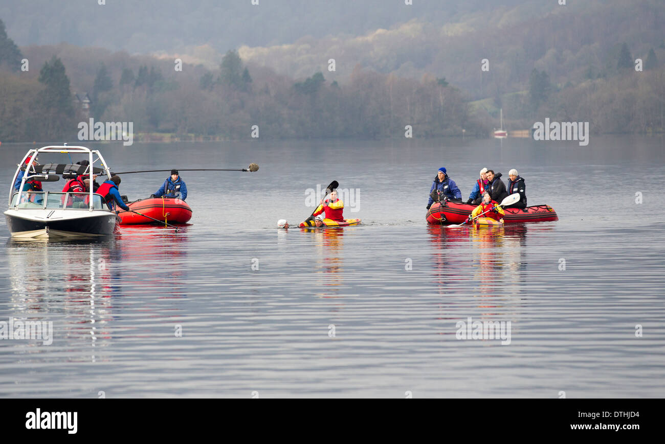 Davina McCall Deporte reto de alivio más allá de su punto de ruptura a nadar en el lago Windermere aterrizar en el Low Wood Bay Foto de stock