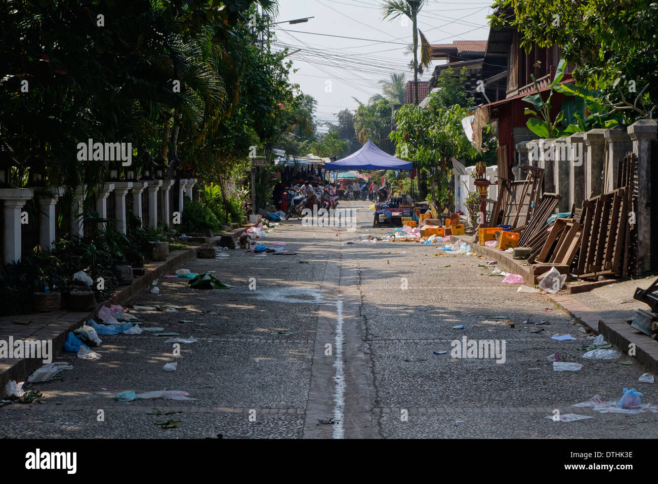 Basura en la calle como los vendedores cierran al final de la mañana el mercado en Luang Prabang, Laos. Foto de stock