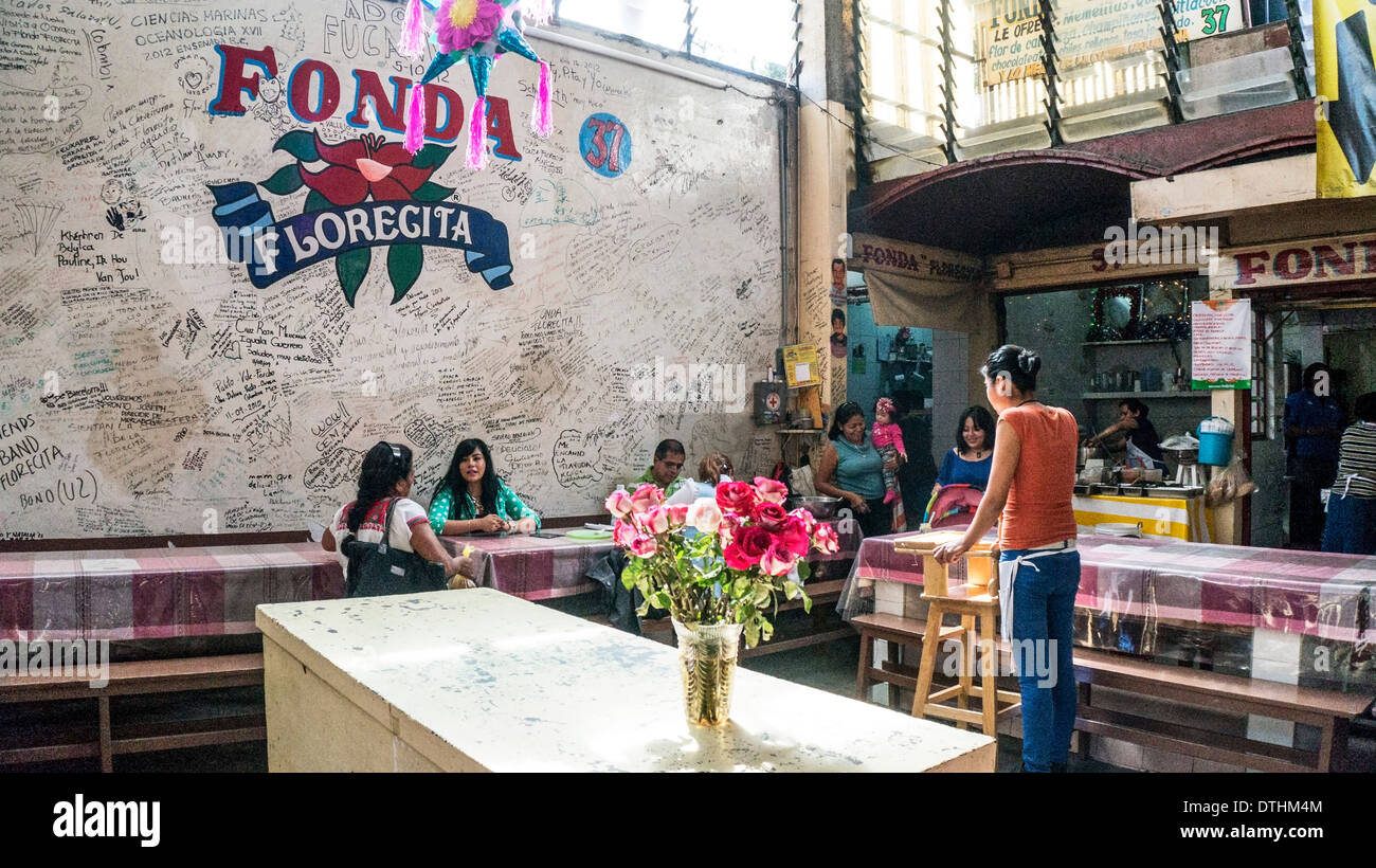 Luz tardía en nobles interior de Fonda Florecita restaurante popular con la clase media Oaxacans para desayuno y merienda Foto de stock