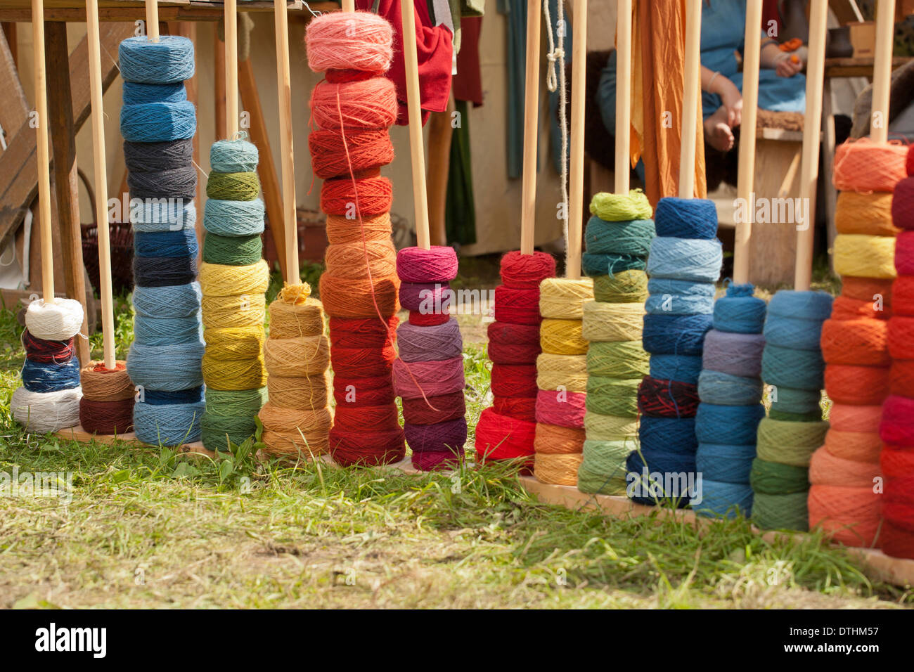 Colorido carretes de lana en una recreación festival vikingo en Dinamarca Foto de stock