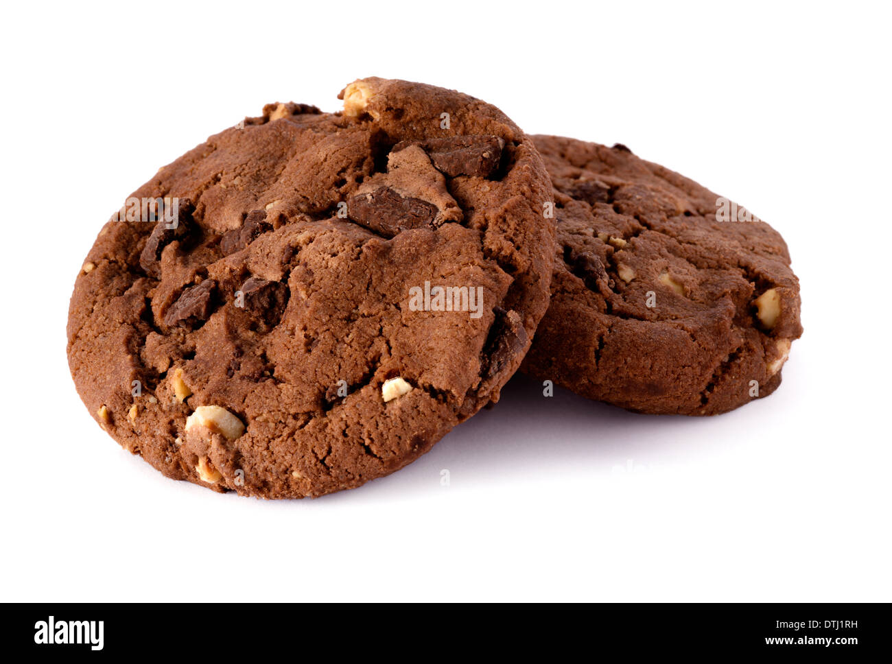 Alimentos: galletas de chocolate caseras fresco sobre fondo blanco. Foto de stock