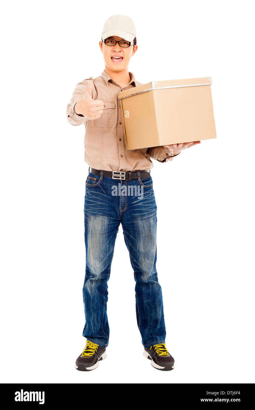 Hombre sujetando la entrega de mercancías y el pulgar hacia arriba sobre fondo blanco. Foto de stock