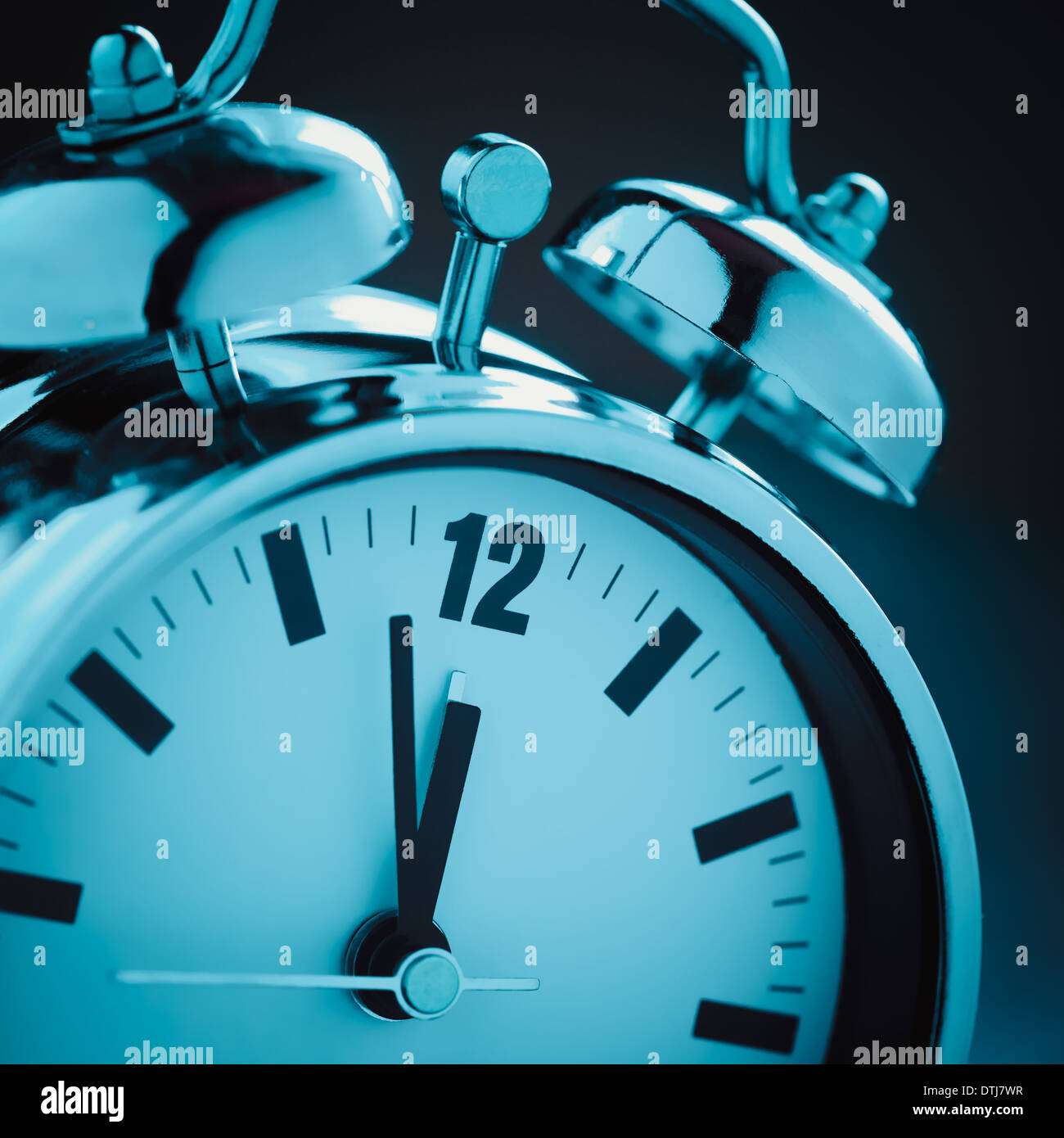 Reloj alarma en azul noche de luz Foto de stock