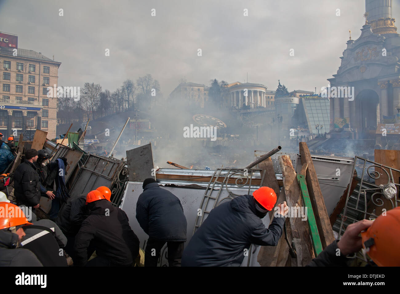 Febrero 19, 2014 - Las protestas contra el gobierno en Kiev, Ucrania. Las rebeliones son luchar contra el ataque de la policía Foto de stock
