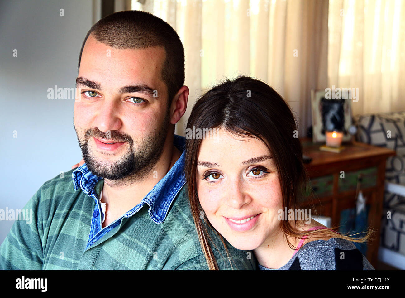 Retrato del joven matrimonio pareja turca sonriendo en casa Foto de stock
