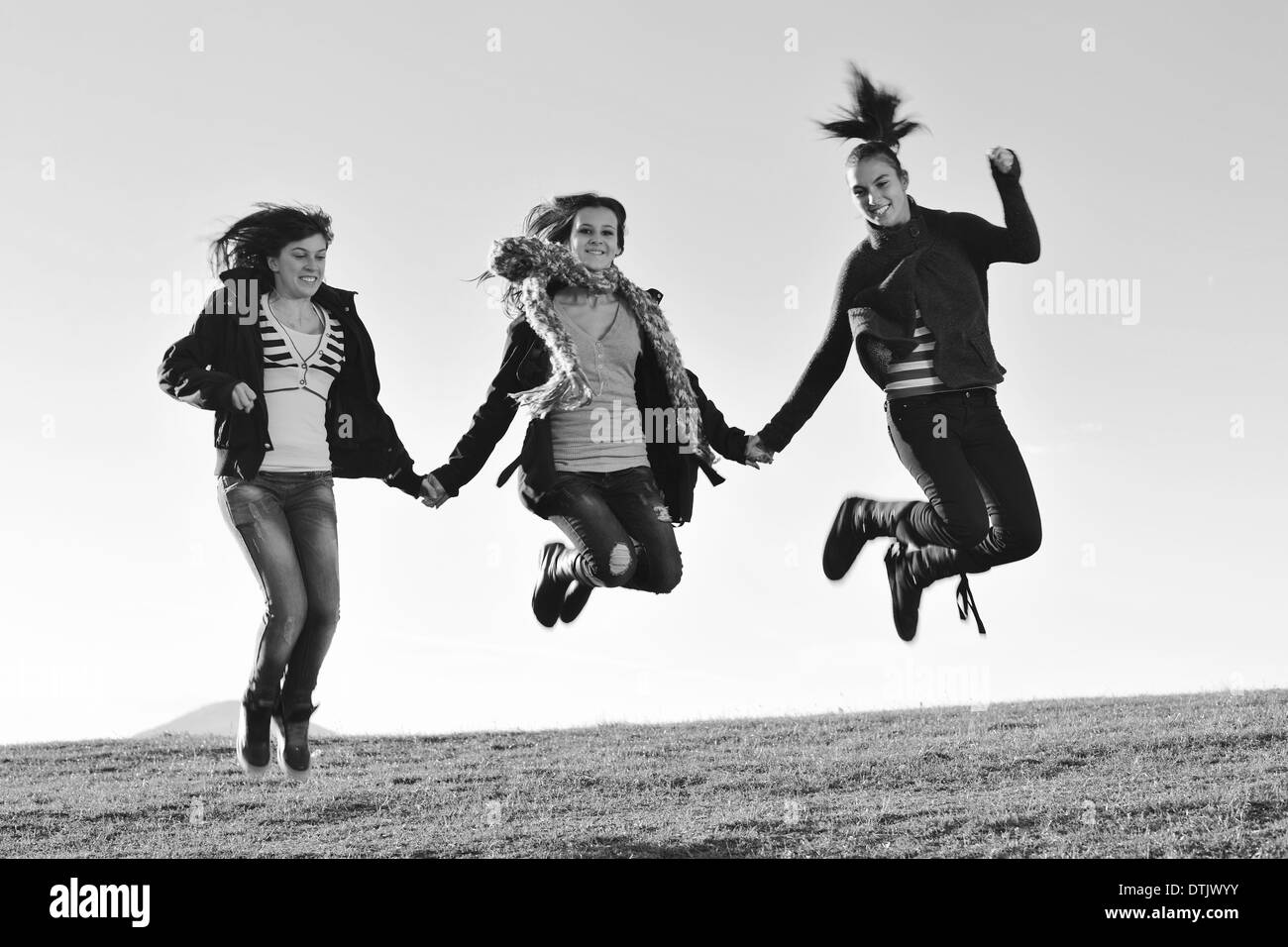 Grupo de adolescentes divertirse al aire libre Foto de stock