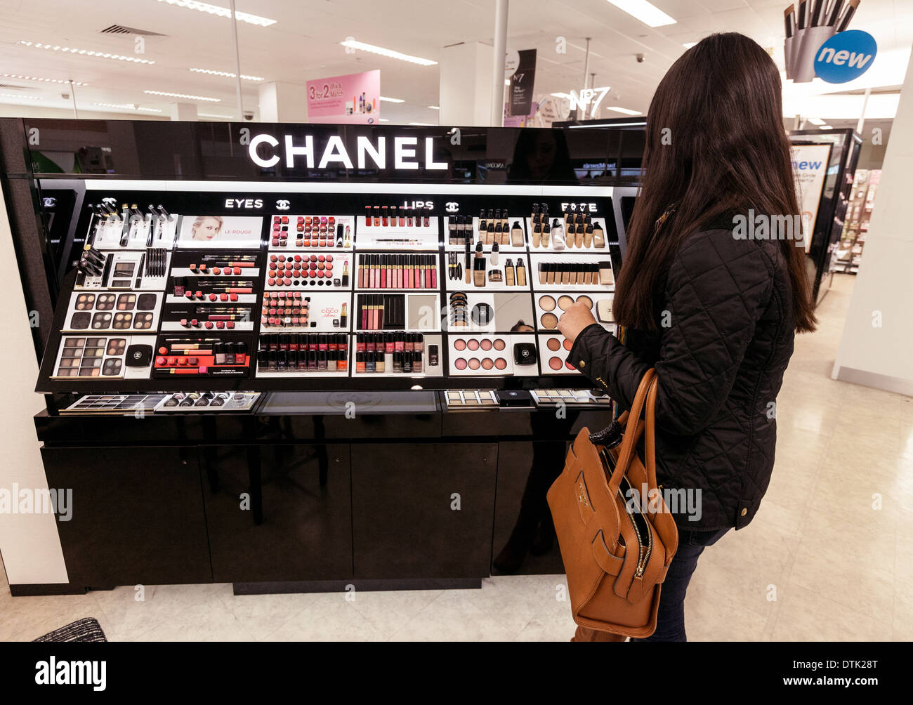 Una mujer joven y comprar Chanel cosméticos, botas, Cambridge, Reino Unido  Fotografía de stock - Alamy