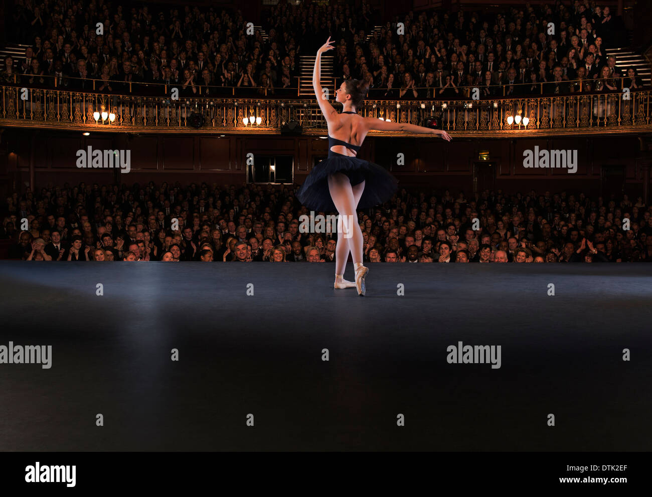 Bailarina de ballet actuando en la escena teatral Foto de stock