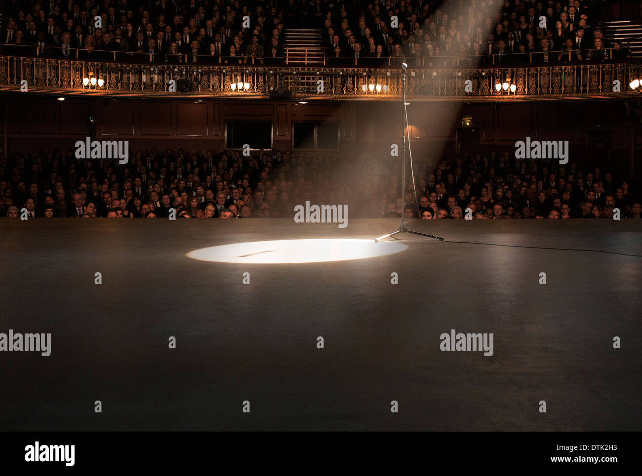 Spotlight brillando en el escenario de teatro Foto de stock