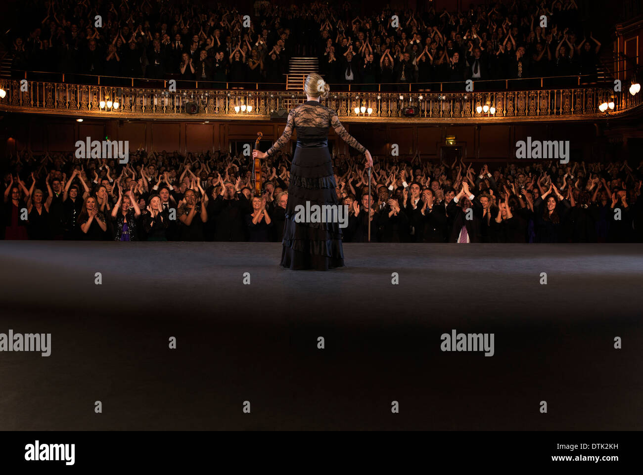 Violinista escenario en el teatro Foto de stock