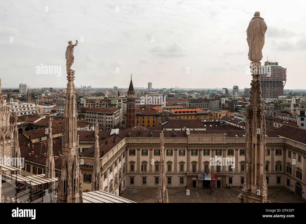 Milán, paisaje al sur de la ciudad desde el tejado de la catedral, Lombardía, Italiy Foto de stock