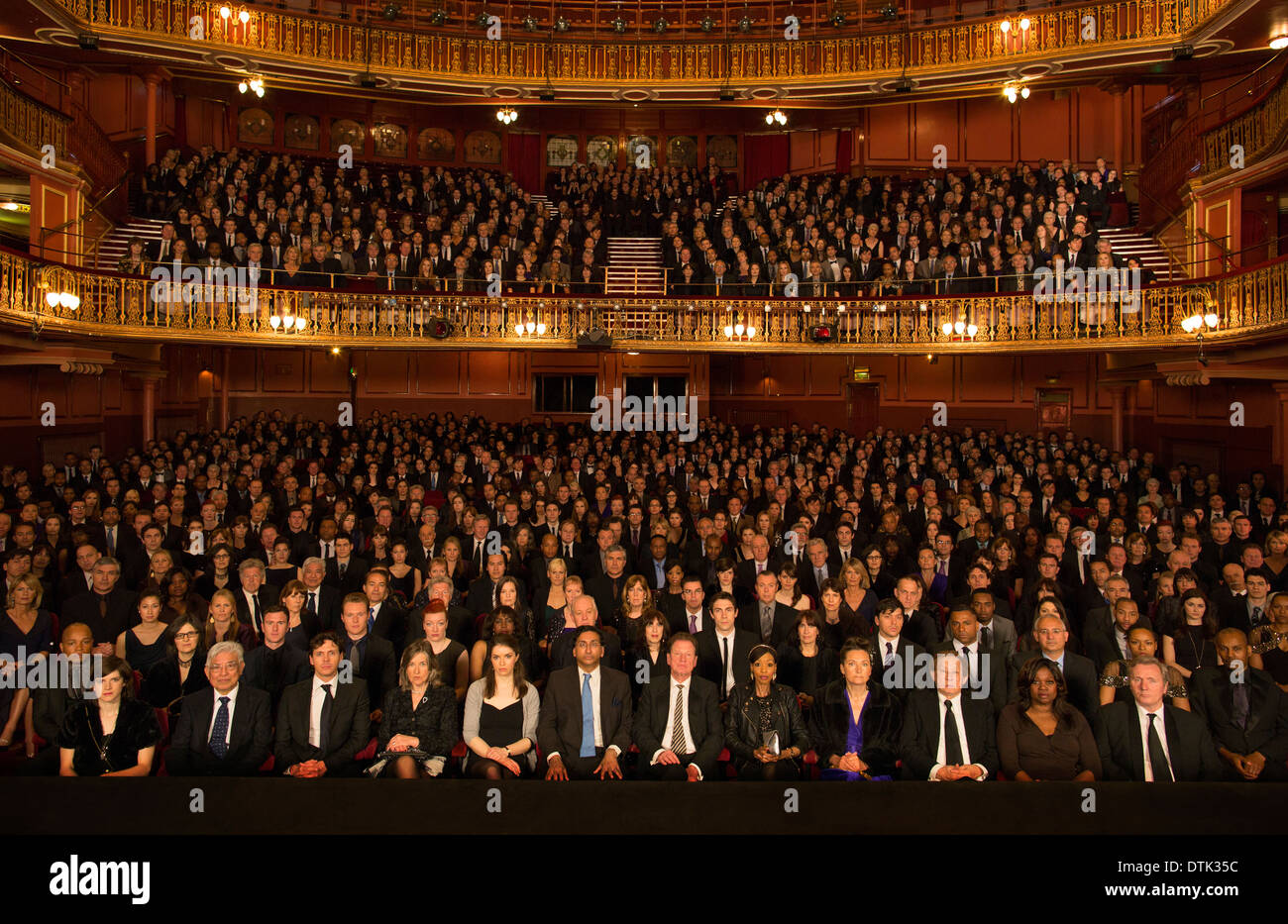 Público viendo el rendimiento en teatro Fotografía de stock - Alamy
