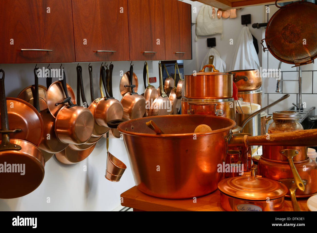 Las ollas y sartenes de cobre en un profesional de la cocina gourmet  Fotografía de stock - Alamy