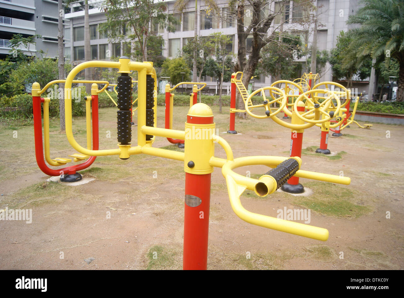 Equipo de gimnasio e instalaciones deportivas, en la zona residencial de China Foto de stock