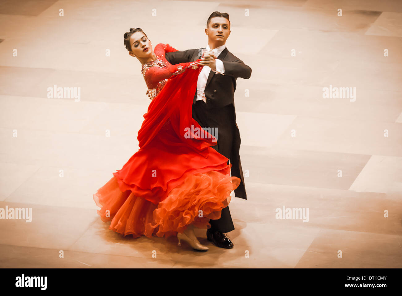 Los bailarines bailar vals lento en la conquista de baile Fotografía de  stock - Alamy