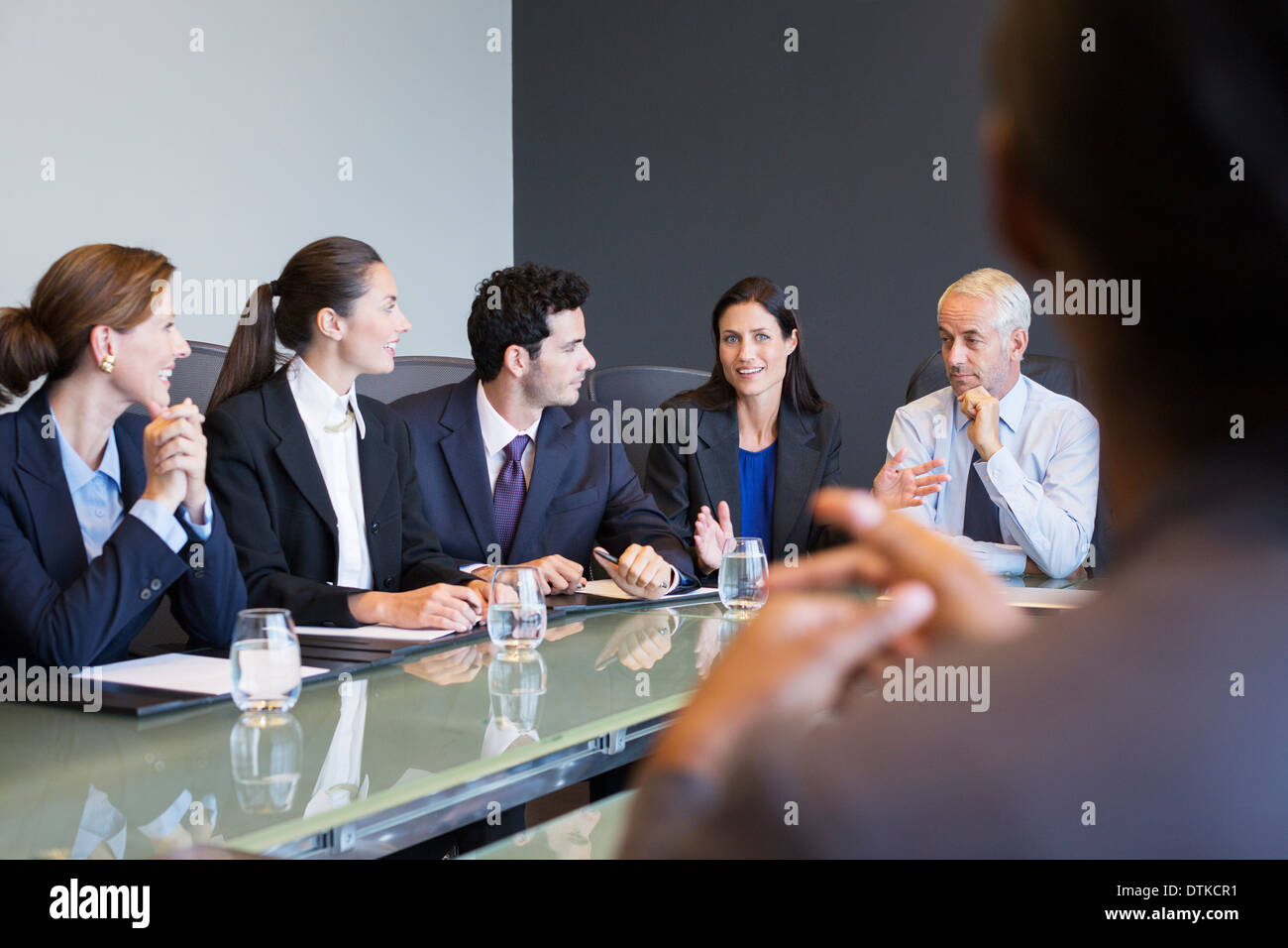 La gente habla en reunión de negocios Foto de stock
