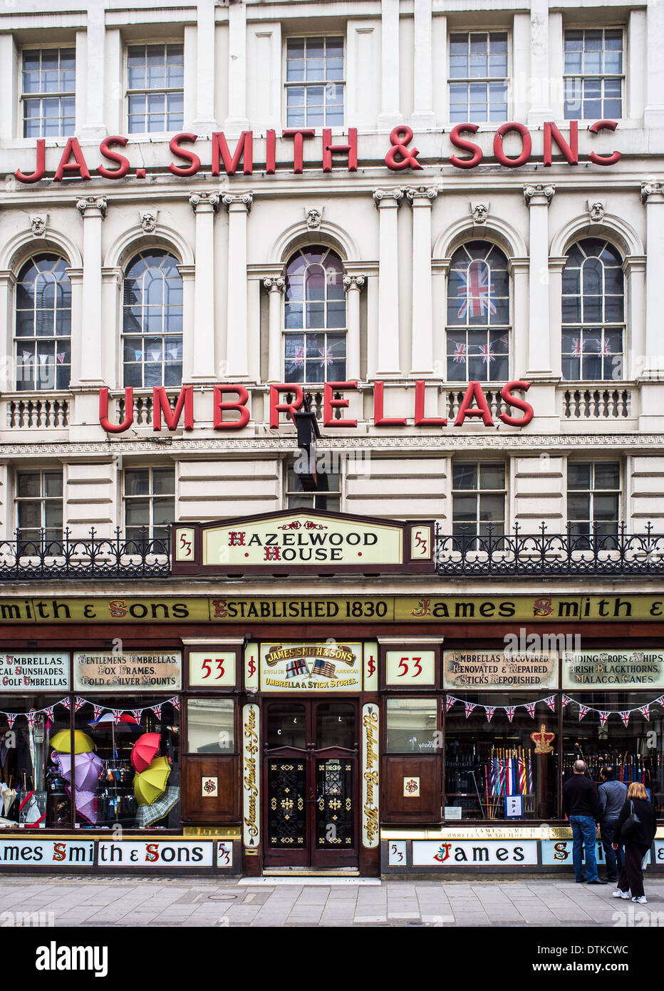 La famosa tienda de paraguas en New Oxford Street, Londres .UK. James Smith  & Sons. Estableció 1830 Fotografía de stock - Alamy