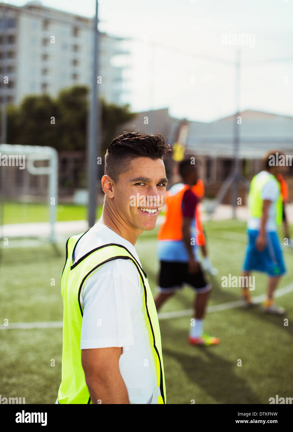 Jugador de fútbol en el campo sonriente Foto de stock