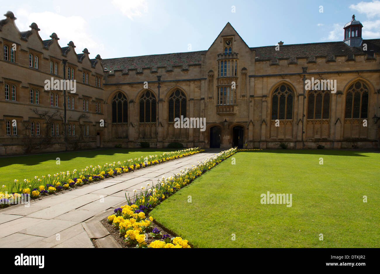 Flores en Quad en el University College de Oxford Foto de stock